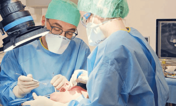 Dr. Scherg bei OP